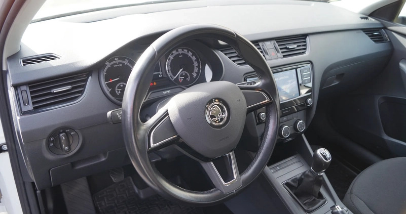 Skoda Octavia cena 44500 przebieg: 172880, rok produkcji 2019 z Sosnowiec małe 781